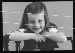 Orig. XL Foto 60er Jahre Süßes Mädchen Auf Einem Stuhl Im Portrait,  Cute Girl Portrait - Personnes Anonymes