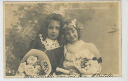 ENFANTS - LITTLE GIRL - MAEDCHEN - Jolie Carte Fantaisie Enfants Fleurs "Compliments à Nos Grands-parents"- Edit. A & S - Portretten