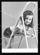 Orig. XL Foto 60er Jahre Süßes Mädchen Lehnt Auf Leiter, Portrait,  Sweet And Smiling Girl Leans On Ladder, Portrait - Anonymous Persons