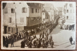 Colmar - Carte Photo Cercueil Procession - J. Christoph. Photograph - Commerces Cordonnier - Vogesenmolkerei - 15/8/1915 - Colmar