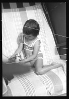 Orig. XL Foto 60er Jahre Süßes Mädchen Im Strandkorb,  Sweet Girl On The Beach In A Beach Chair - Anonymous Persons