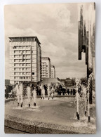 Halle (Saale), Hochhäuser, Leninallee Mit Röhrenbrunnen, 1968 - Halle (Saale)