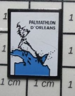 912E Pin's Pins / Beau Et Rare / SPORTS / NATATION NAGE AVEC PALMES PALMATHLON D'ORLEANS - Nuoto
