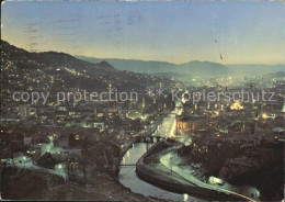 72540609 Sarajevo Flusspartie Bei Nacht Fliegeraufnahme Sarajevo - Bosnië En Herzegovina