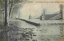 75 - Paris - La Grande Crue De La Seine De Janvier 1910 - La Seine Arrivée à La Hauteur Du Parapet Déborde Sur Le Quai D - De Overstroming Van 1910