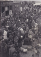 Photographie Animée De 1937 D'un Marché Aux Canards En  Bretagne - Publicité Enseigne A. AUDIS Chaussures - Professions