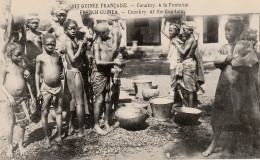 Guinée Française Conakry A La Fontaine - Guinea Francese