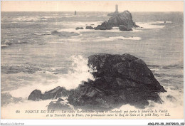 ADQP11-29-1058 - LA POINTE DU RAZ - Les Récifs Gorleik - Gorlégreiz Et Gorlepell Qui Porte Le Phare De La Vieille - La Pointe Du Raz