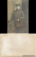 Ansichtskarte  Dicker Mann In Uniform Und Säbel, Hält Gürtel 1917 - Personen