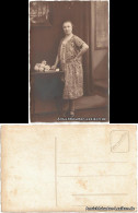 Ansichtskarte  Frau Portrait Mit Bild Und Blumen Neben Abstelltisch 1940 - Personen