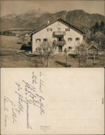 Ansichtskarte  Alpenhaus Mit Maria Bemahlung Und Menschen Auf Balkon 1936 - A Identificar