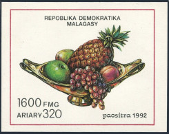 Malagasy 1071, MNH. Michel 1322 Bl.165. Fruits 1992. Litchis, Oranges, - Madagaskar (1960-...)