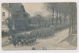 AK Um 1915 Garnison Marschiert Durch Die Stiftsallee Am Parkhaus-Restaurant Minden - Minden