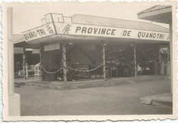 VIETNAM , INDOCHINE , FOIRE DE HUE DANS LES ANNEES 1930 : STAND DE LA PROVINCE DE QUANG - TRI - Azië