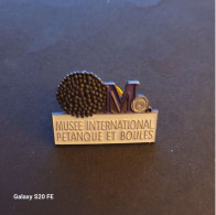 Pin's  ** Musée International Pétanque Et Boules - Boule/Pétanque