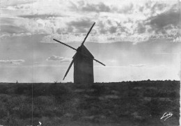 P-24-Mi-Is-2574 : MOULIN A VENT EN BRETAGNE - Windmills