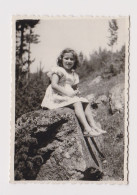 Cute Girl Pose On Rock In Park, Portrait, Vintage Orig Photo 5.8x8.3cm. (68468) - Personas Anónimos