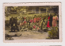 School Class, Portrait In Yard With Teachers, Hand Tinted Vintage Orig Photo 8.6x6cm. (1399) - Personas Anónimos