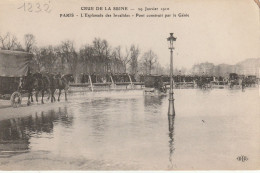 PARIS  DEPART   CRUE DE LA  SEINE 29 JANVIER  1910    L' ESPLANADE  DES  INVALIDES   PONT  CONSTUIT PAR LE  GENIE - De Overstroming Van 1910
