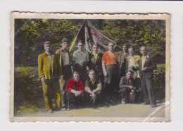 People Pose With Communist Flag, Portrait, Hand Tinted Vintage Orig Photo 8.7x5.8cm. (1398) - Personas Anónimos