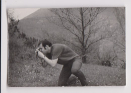 Man With Old Camera, Scene In Park, Vintage Orig Photo 9x6.1cm. (1415) - Personas Anónimos