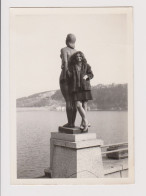 Stylish Young Woman, Lady, Pose To Sculpture In Park, Vintage Orig Photo 7.6x7.8cm. (1458) - Personas Anónimos