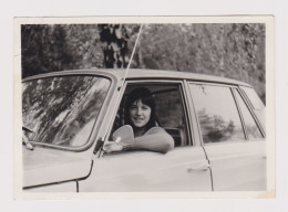 Pretty Young Woman, Lady Pose In Old Car, Portrait, Vintage Orig Photo 10.9x7.6cm. (1457) - Personas Anónimos