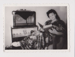 Woman Reading Book, Pose To Old Tube Radio, Portrait, Vintage Orig Photo 8.5x6.2cm. (48604) - Personas Anónimos