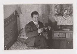 Man With Cigarette, Drinking, Room Interior, Old Tube Radio, Vintage Orig Photo 12.5x8.2cm. (52877) - Personas Anónimos