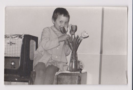 Girl Pose With Tulips, Portrait, Room Interior, Old Tube Radio, Vintage Orig Photo 13.8x8.8cm. (52890) - Personas Anónimos