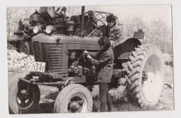 Two Young Women Working With Old Farm Tractor, Scene, Vintage Orig Photo 13.7x8.8cm. (1084) - Personas Anónimos