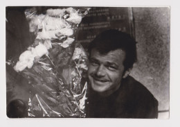 Man Pose With Flowers, Odd Unfocused Portrait, Vintage Orig Photo 13x9cm. (53964) - Personas Anónimos