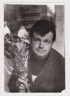 Man Pose With Flowers, Odd Portrait, Vintage Orig Photo 9x13cm. (53967) - Personas Anónimos