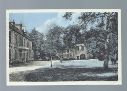 CPA - 52 - Bourbonne-les-Bains - La Cour Du Château - Circulée En 1952 - Bourbonne Les Bains