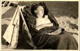 CP Carte Photo D'époque Photographie Vintage Plage Soleil Sieste Femme Transat - Unclassified