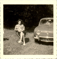 Photographie Photo Vintage Snapshot Amateur Automobile Voiture Femme Dauphine - Automobile