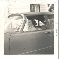 Photographie Photo Vintage Snapshot Amateur Automobile Voiture Femme  - Cars