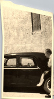 Photographie Photo Vintage Snapshot Amateur Automobile Voiture Drôle Chien Femme - Sonstige & Ohne Zuordnung