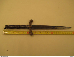 Dague - Poignard - Couteau - Long De 30 Cm - Lame 18 Cm  Poids    250 Gr Garde En Laiton - Knives/Swords