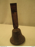 Petite  Cloche  En Bronze Ou Laiton   Diamètre  9 Cm   450 Gr Beau Son - Popular Art