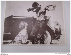 PHOTO DU FILM   GEANT  JAMES DEAN ET LYZ TAYLOR  39cm X 29  BON ETAT - Afiches