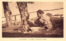 Nouvelle-Calédonie - Iles Loyauté - A Lifou, La Toilette Du Bébé - Ed. Société Des Missions Evangéliques  - Nouvelle Calédonie