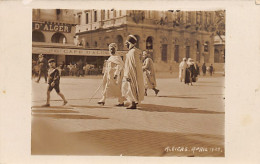  ALGER - CARTE PHOTO - Caïds Arabes Devant Le Grand Café En Avril 1922 Lors De La Visite Présidentielle - Algiers
