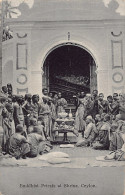 Sril Lanka - Buddhist Priests At Shrine - Publ. Plâté Ltd. 243 - Sri Lanka (Ceylon)