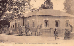 Mozambique - INHAMBANE - Rua Mousinho D'Albuquerque - Escola Municipal N° 1 - J. Pestonjee Photographer - Publ. J. Phili - Mozambique