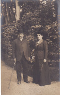Carte Photo Vichy (03 Allier) Phot D'un Couple Dans Le Parc En 1914 - Photographe Derville 96 Bd National (cachet Gare) - Vichy
