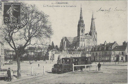 CP - Chartres - Place Chevalet Et La Cathédrale (Reproduction)    * - Chartres