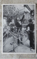 CPM Série En Touraine  JB 8 Photo De Jean BOURGEOIS - Les Réparateurs De Vélos Mr Dumaz Et Mme Held - 111/150 Exp - Kunsthandwerk