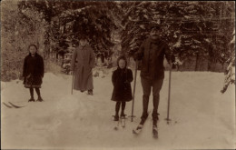 Photo CPA Skiläufer, Familienbild, Wald, Schnee - Autres & Non Classés