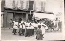 Photo CPA Prozession In Einem Ort, Priester - Autres & Non Classés
